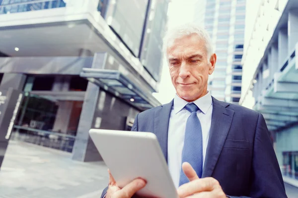 Senior uomo d'affari in possesso touchpad — Foto Stock