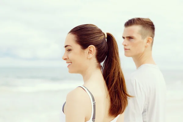 若いカップルは、ビーチに隣同士に立って思慮深い探して — ストック写真