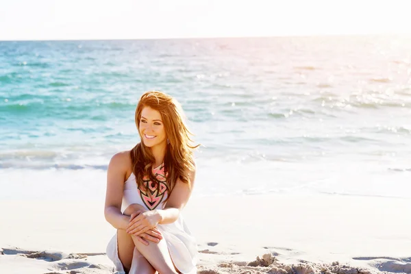 坐在海滩上的年轻女子 — 图库照片