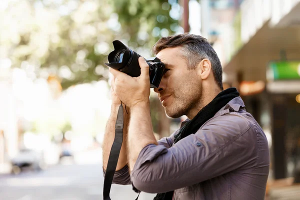 Mannelijke fotograaf nemen foto — Stockfoto