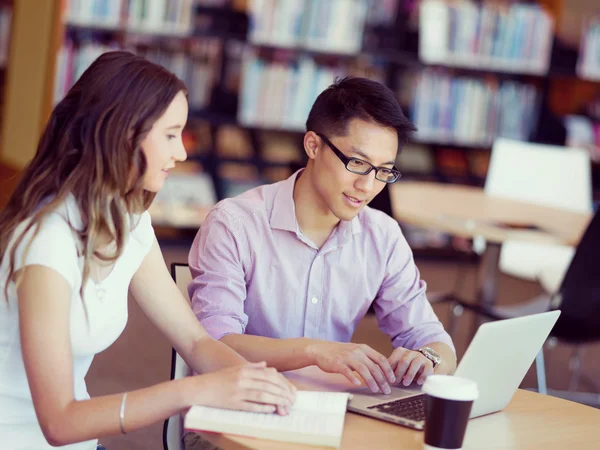 Dos jóvenes estudiantes en la biblioteca —  Fotos de Stock