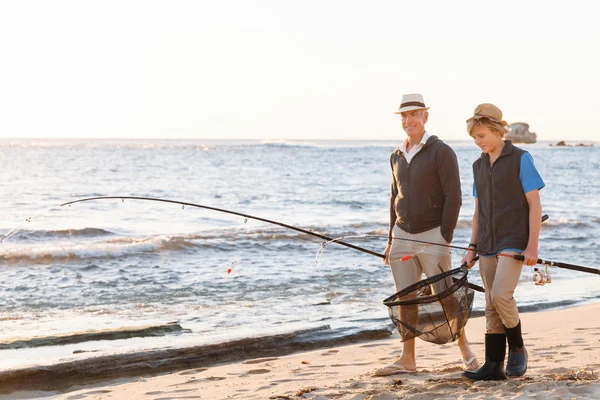 Uomo anziano pesca con suo nipote — Foto Stock