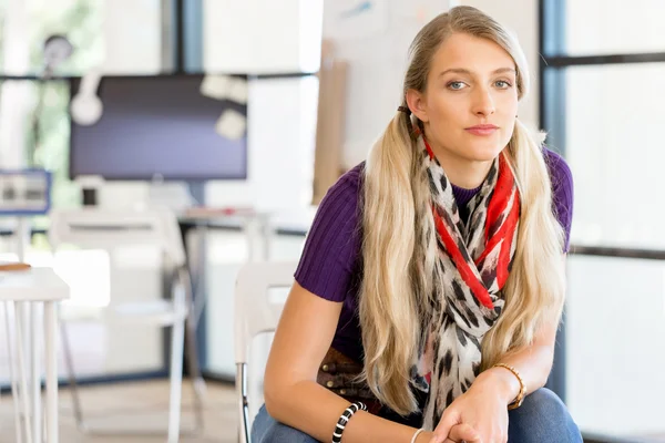 Jonge vrouw in functie — Stockfoto