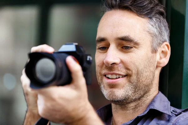 पुरुष फोटोग्राफर तस्वीर ले रहा है — स्टॉक फ़ोटो, इमेज