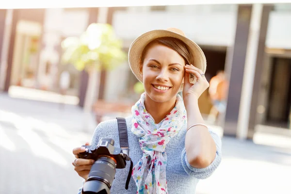 Verão ao ar livre sorrindo estilo de vida retrato de mulher muito jovem com câmera — Fotografia de Stock