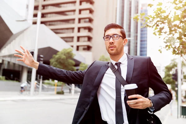 Young businessmen hailing for a taxi — Stock Photo, Image
