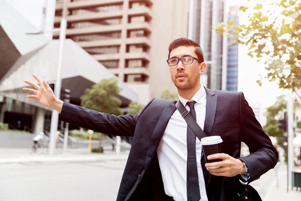 Jóvenes hombres de negocios pidiendo un taxi — Foto de Stock