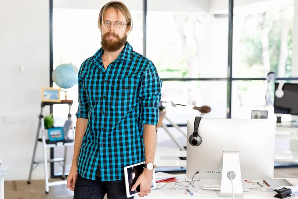 Genç adam ofiste çalışıyor.