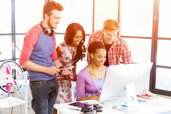 Junge Büroangestellte oder Studenten als Team Stockbild