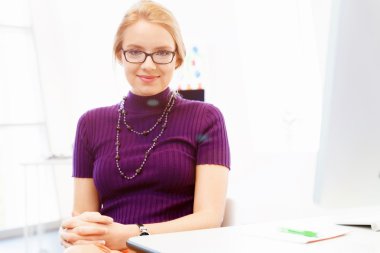 Yaratıcı iş kadını ofiste