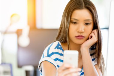 Görevdeki genç bayan.