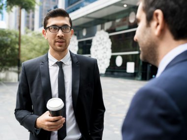 Açık havada konuşurken iki iş adamları