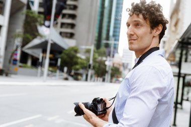 Erkek fotoğrafçı alarak resim