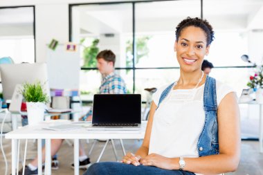 Afro-Amerikan ofis çalışanı iş içinde oturan gülümseyen portresi