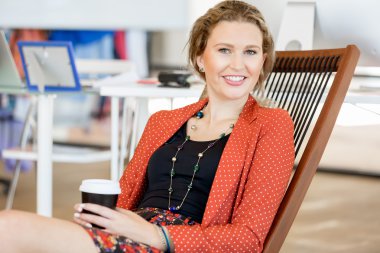 Görevdeki genç bayan.