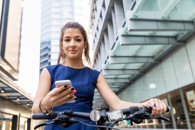 Genç kadın üzerinde bisiklet commuting