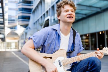 Gitar City ile genç müzisyen