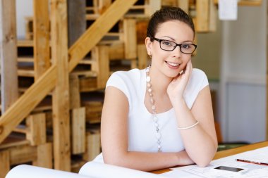 Genç kadın mimar ofis