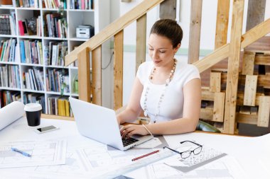 Görevdeki genç bayan.