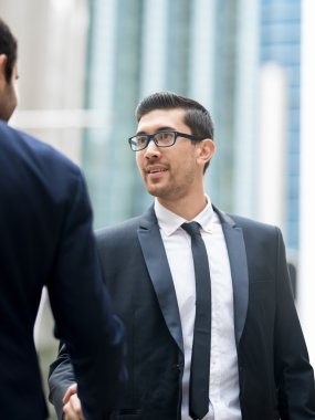 onların el sıkışan iki iş adamları