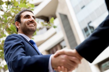 onların el sıkışan iki iş adamları