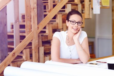 Genç kadın mimar ofis