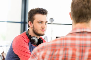 Genç adam ofiste çalışıyor.