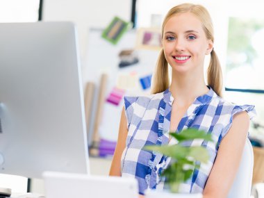 Genç bayan ofiste çalışıyor.