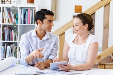 Ofisteki iki genç mimar