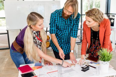 Genç Ofis çalışanları tartışıyor