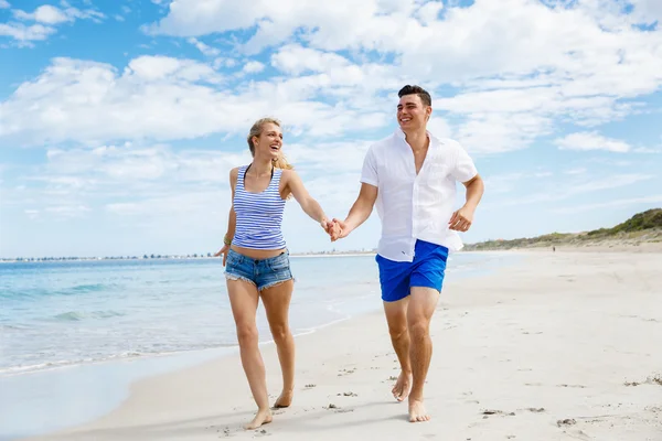 Romantische jonge paar op het strand — Stockfoto