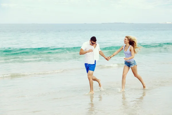 Romantique jeune couple sur la plage — Photo