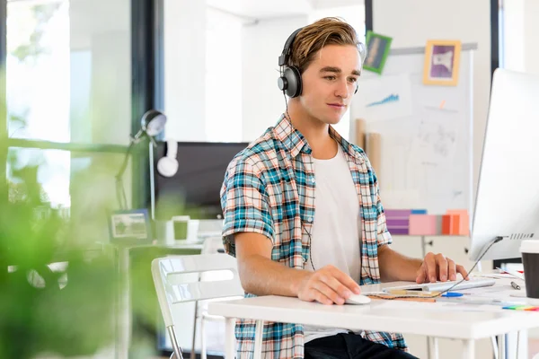 Joven que trabaja en la oficina — Foto de Stock