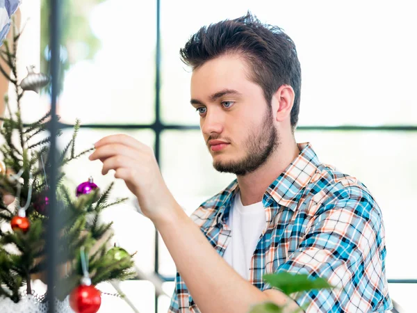 Ofis çalışanı küçük Noel ağacı ile gülümseyen portresi — Stok fotoğraf