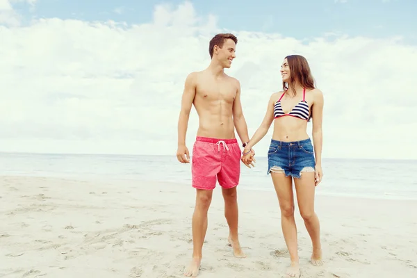 Pareja joven romántica en la playa — Foto de Stock