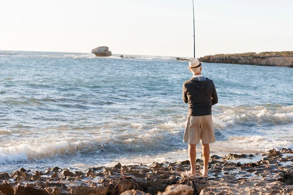 Ανώτερος άνθρωπος για ψάρεμα στη θάλασσα πλευρά — Φωτογραφία Αρχείου