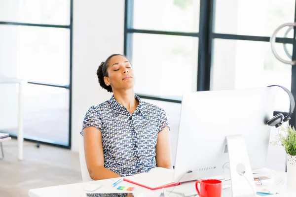 İş içinde oturan yorgun Afro-Amerikan ofis çalışanı portresi — Stok fotoğraf