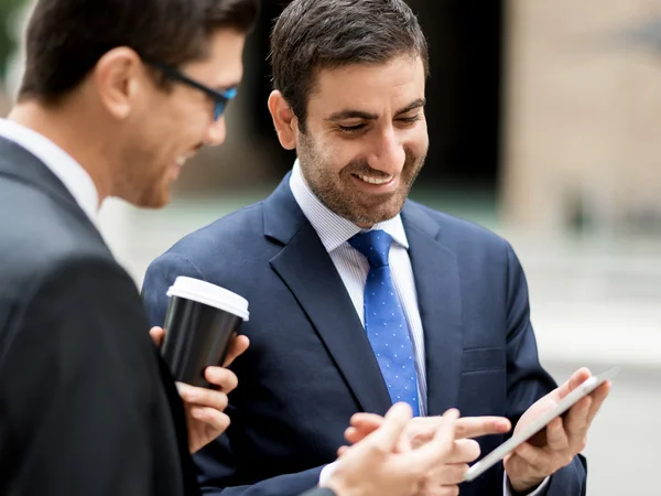 Dos hombres de negocios hablando al aire libre — Foto de Stock