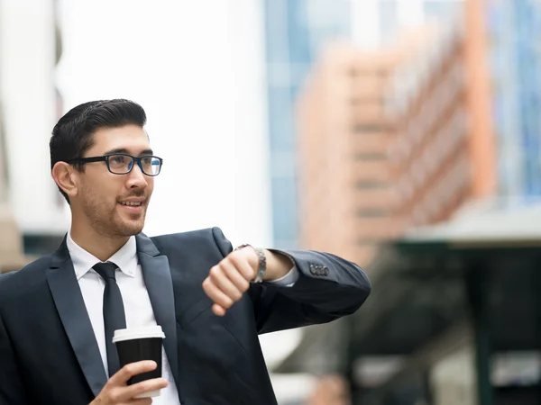 Retrato de hombre de negocios guapo Al aire libre — Foto de Stock