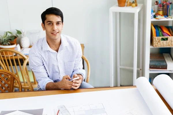 Joven arquitecto en oficina — Foto de Stock