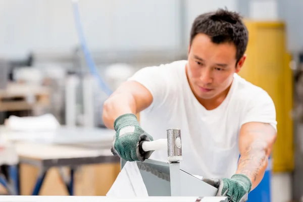 Trabajador asiático en planta de producción en planta de fábrica — Foto de Stock