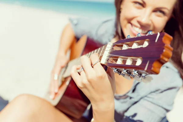 Hermosa joven tocando la guitarra en la playa —  Fotos de Stock