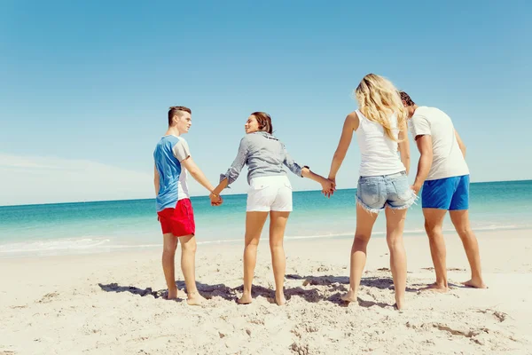 Compagnia di giovani sulla spiaggia — Foto Stock