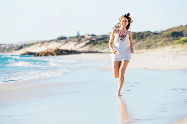 Молодая женщина прогуливается по пляжу — стоковое фото