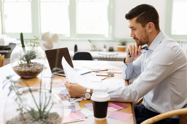 Ung man arkitekt i office — Stockfoto