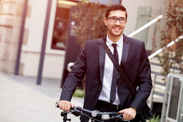 Jóvenes empresarios con una bicicleta — Foto de Stock