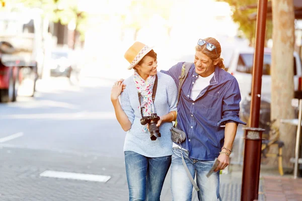 Fille et mec dans les rues d'une ville — Photo