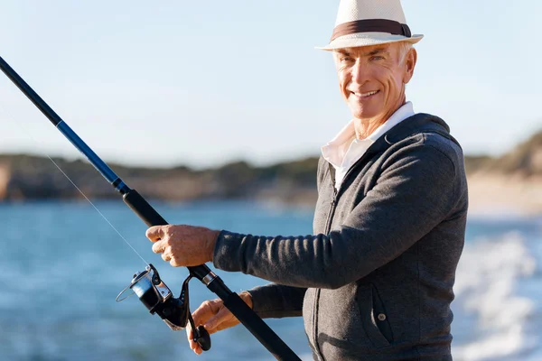 Senior mens vissen op zee zijkant — Stockfoto