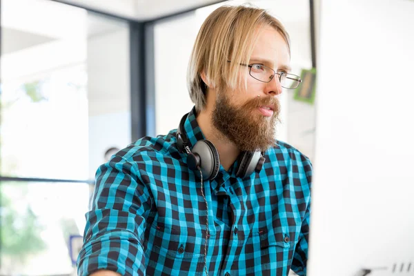 Junger Mann arbeitet im Büro — Stockfoto