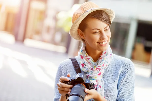 Outdoor-Sommer lächelnden Lifestyle-Porträt der hübschen jungen Frau mit Kamera — Stockfoto